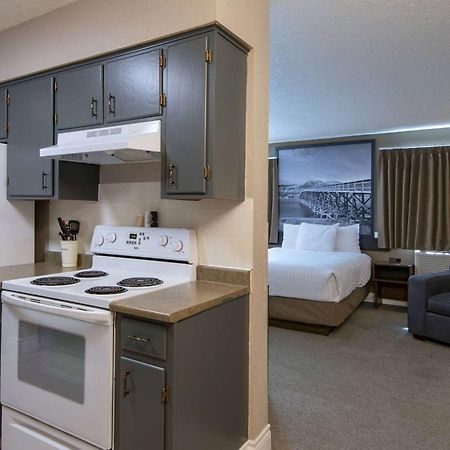ซูเปอร์ 8 บาย วินด์แฮม แคมลูปส์ บริติชโคลัมเบีย Hotel ภายนอก รูปภาพ