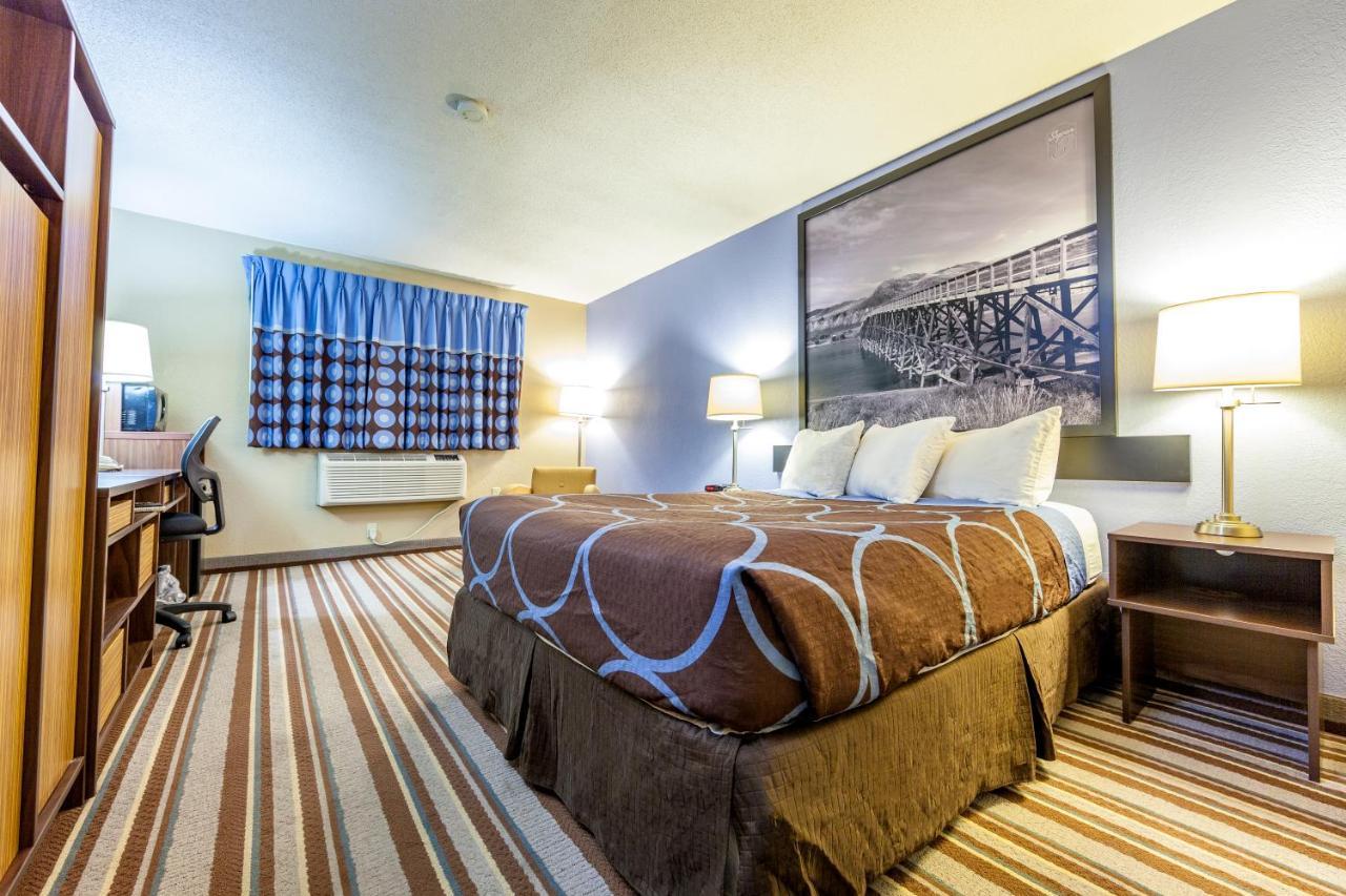 ซูเปอร์ 8 บาย วินด์แฮม แคมลูปส์ บริติชโคลัมเบีย Hotel ภายนอก รูปภาพ
