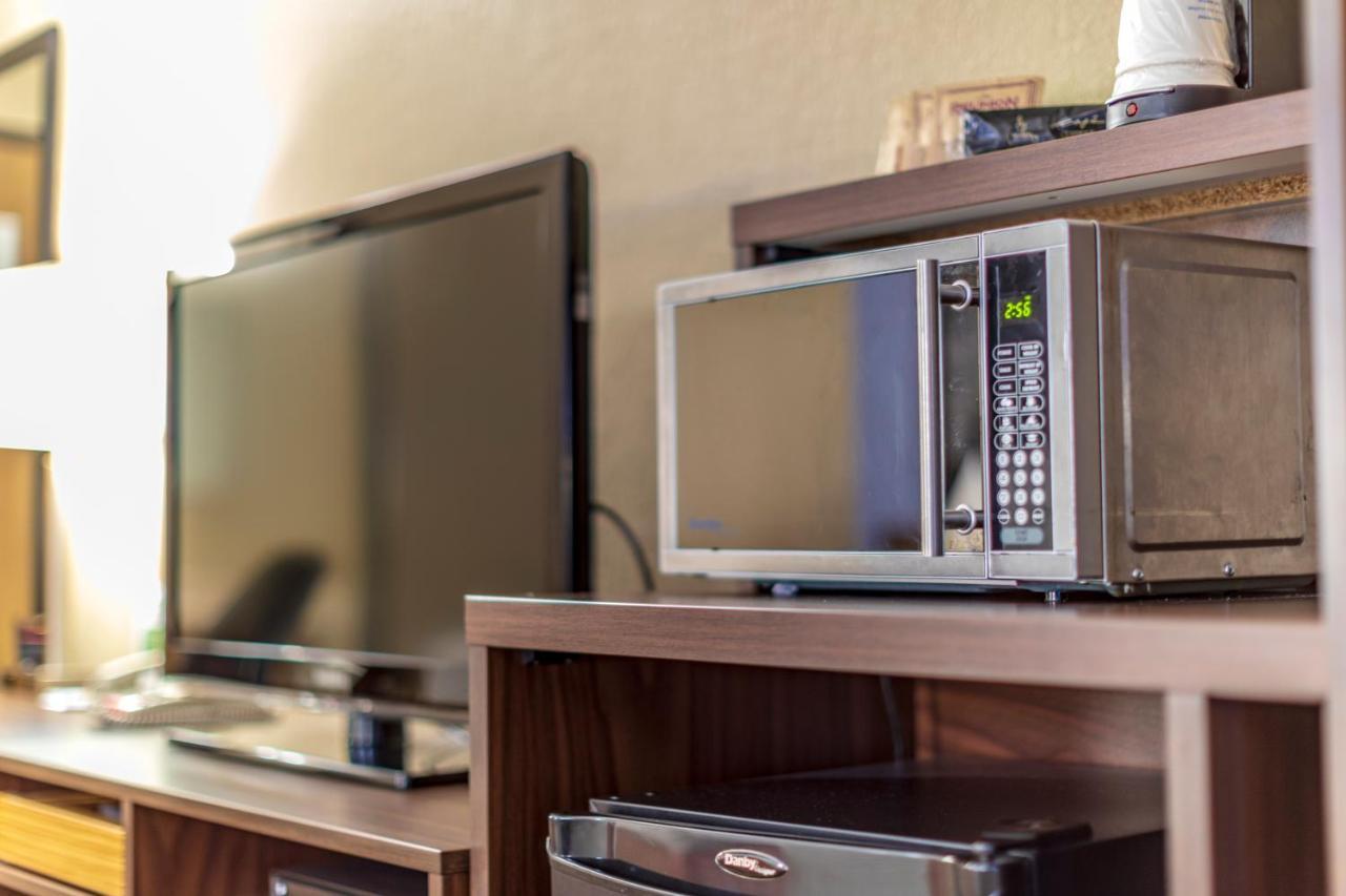 ซูเปอร์ 8 บาย วินด์แฮม แคมลูปส์ บริติชโคลัมเบีย Hotel ภายนอก รูปภาพ