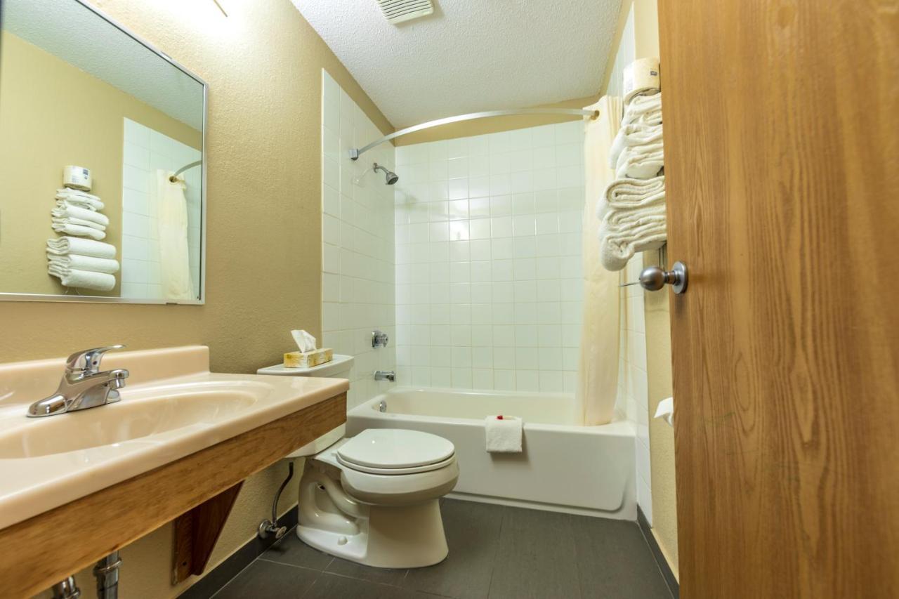 ซูเปอร์ 8 บาย วินด์แฮม แคมลูปส์ บริติชโคลัมเบีย Hotel ภายนอก รูปภาพ
