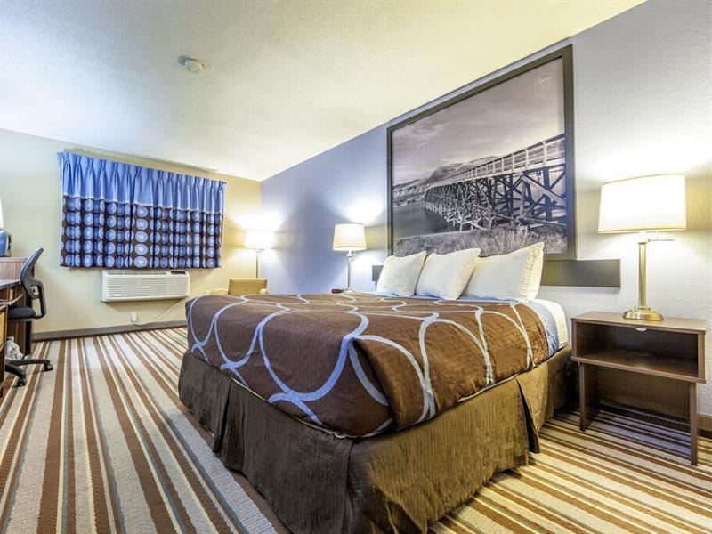 ซูเปอร์ 8 บาย วินด์แฮม แคมลูปส์ บริติชโคลัมเบีย Hotel ภายนอก รูปภาพ