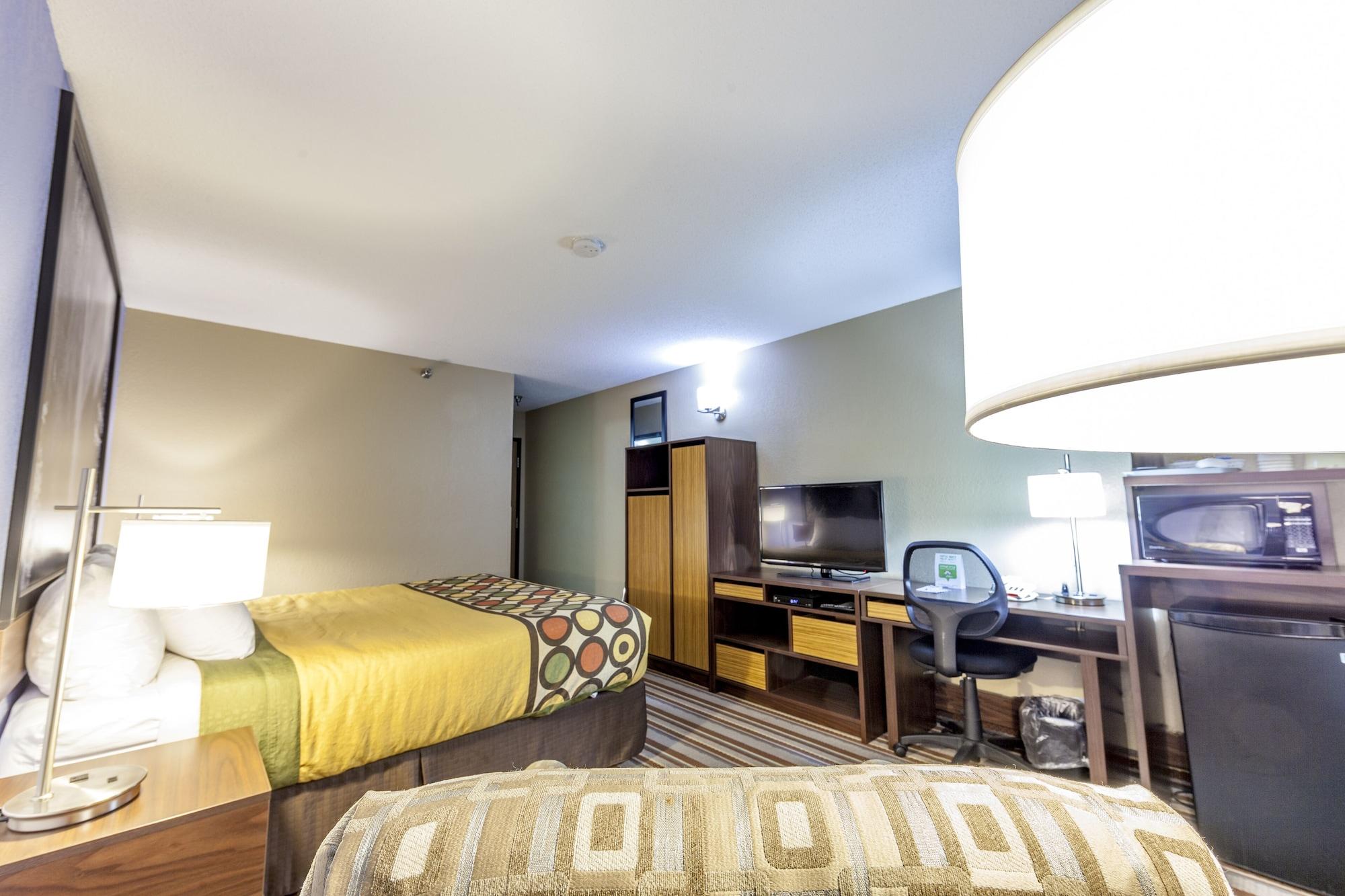 ซูเปอร์ 8 บาย วินด์แฮม แคมลูปส์ บริติชโคลัมเบีย Hotel ภายนอก รูปภาพ