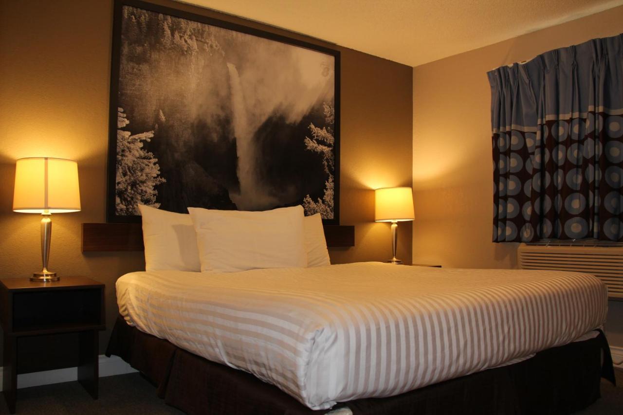 ซูเปอร์ 8 บาย วินด์แฮม แคมลูปส์ บริติชโคลัมเบีย Hotel ภายนอก รูปภาพ