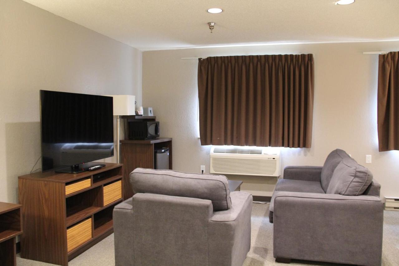 ซูเปอร์ 8 บาย วินด์แฮม แคมลูปส์ บริติชโคลัมเบีย Hotel ภายนอก รูปภาพ