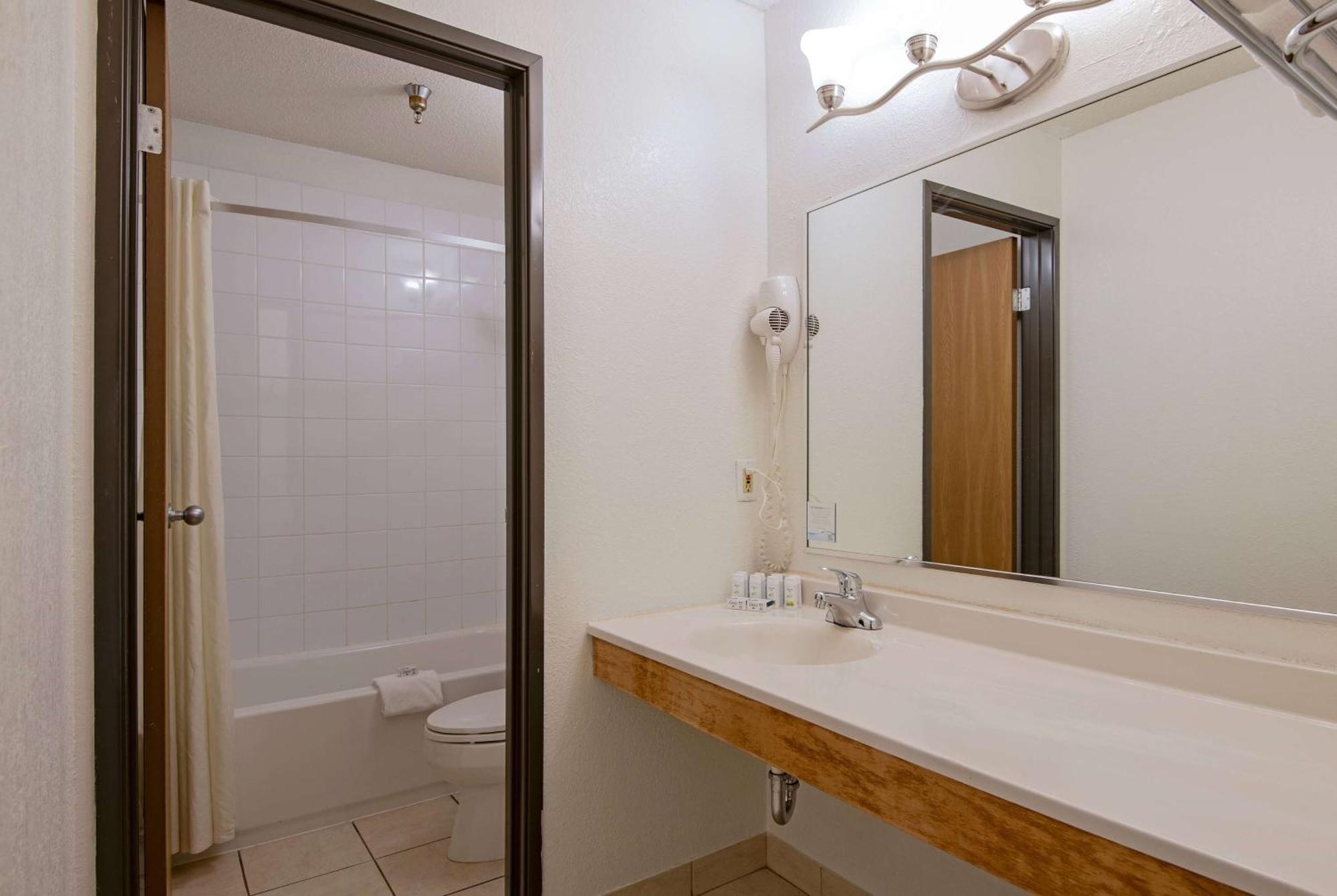 ซูเปอร์ 8 บาย วินด์แฮม แคมลูปส์ บริติชโคลัมเบีย Hotel ภายนอก รูปภาพ