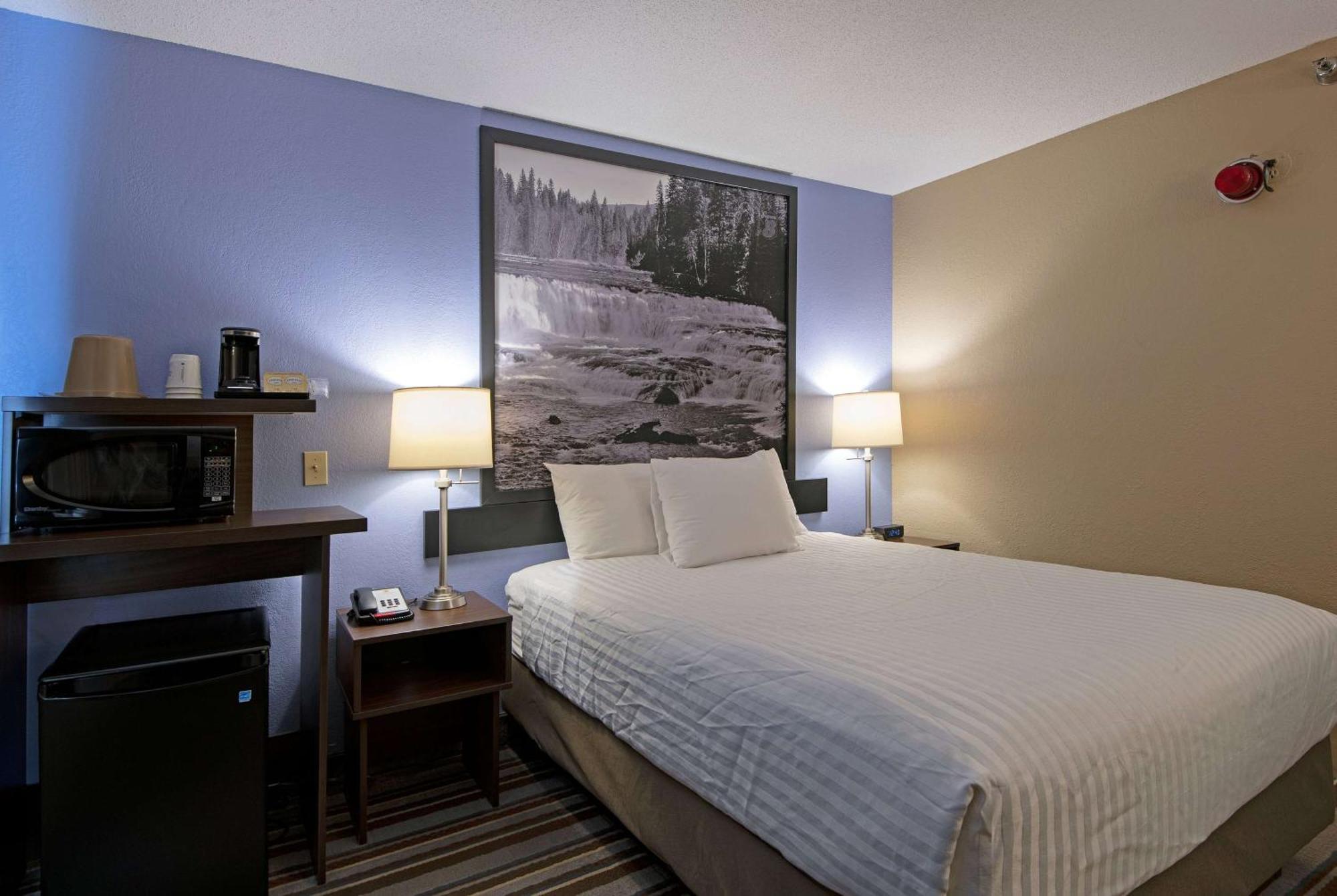ซูเปอร์ 8 บาย วินด์แฮม แคมลูปส์ บริติชโคลัมเบีย Hotel ภายนอก รูปภาพ
